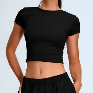 Vente en gros de basique blanc à manches courtes haut court pour les femmes coupe ajustée t-shirt athlétique pour le yoga, la gym et l'entraînement commandes OEM - Product Image 4