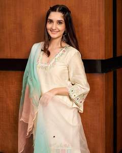 Superbe ensemble de vêtements de fête Sharara avec Kurti et Dupatta embellis Un choix à la mode pour les célébrations festives et les fonctions de mariage - Product Image 4