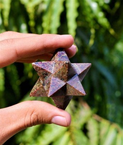 Vente en gros de pierres précieuses semi-précieuses sculptées en forme d'étoile de Merkaba en grenat naturel, décoration spirituelle Feng Shui - Product Image 1