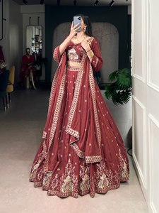 Dernière tenue de créateur Evergreen, très vendue, Lehenga Choli & Dupatta en soie avec de riches broderies et des sequins, en vente - Product Image 4
