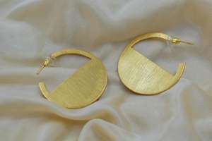 Los últimos pendientes de latón ligeros chapados en oro hechos a mano al por mayor para niñas y mujeres - Product Image 5