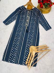 Magnifique Kurti grande taille avec feuille et broderie - Product Image 2