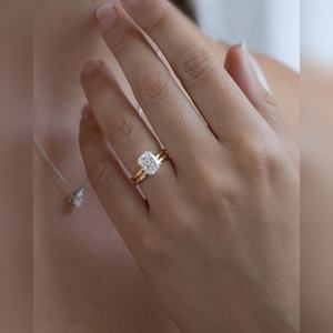 Bague de fiançailles classique en or avec pierre solitaire taille coussin, bijoux fins, prix de gros du fabricant - Product Image 5