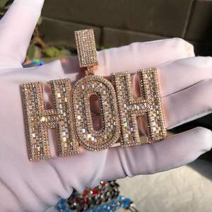 Pendentif de plaque signalétique personnalisé Spede avec baguette et pendentif initial Moissanite incrusté pour enfants pendentif initial glacé d'usine - Product Image 1