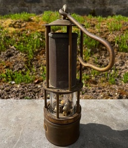 Lampe de mineur en laiton de qualité supérieure apportant une élégance historique à un décor vintage et à des thèmes rustiques - Product Image 5