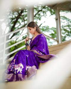 ผ้าซารีไหมทัสซูร์เนื้อนุ่มอย่างดีสำหรับผู้หญิง พร้อมลายซารีแบบซอลทั่วทั้งผืน ขอบผ้าลายแจ็คการ์ด - Product Image 4