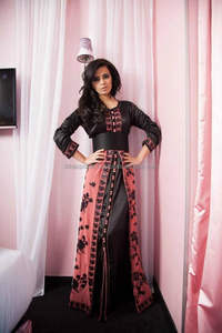 คาฟตันสองชิ้นสไตล์โมร็อกโกดั้งเดิมผสมผสานกับสีชมพูและสีดำกับการปักด้วยเครื่องจักร - Product Image 2