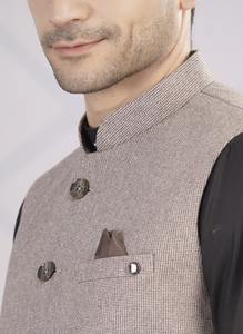 Gilet de costume pour homme de qualité supérieure, tendance, couleur café, pour uniformes d'entreprise, cérémonies de mariage et tenues de soirée, disponible à la vente - Product Image 4