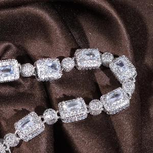 กำไลข้อมือเงินชุบด้วยเพชรจำลองตัดมรกตและเน้นไปด้วยประกายสร้อยข้อมือหรูหรา - Product Image 1