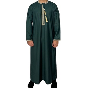 2023 nouveau design en gros robe musulmane musulmane dubaï islamique thobe vêtements hommes Thobe solide teint hommes personnalisé poitrine tussle conception - Product Image 3