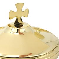 Calices à vin de luxe en laiton avec une finition élégante, parfaits pour la décoration d'églises et les célébrations prestigieuses