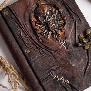Diario de cuero con un acabado oscuro antiguo y una estética gótica. La cubierta presenta un diseño de calavera en relieve 3D rodeado de... - Product Image 5