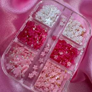 Suministros para Uñas de Resina A10jet con Flores Rosadas y Blancas, Perlas y Cuentas Doradas - Product Image 1