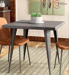 Table élégante carrée de couleur foncée avec un design élégant et des pieds robustes Un choix minimaliste moderne pour tout espace. - Product Image 3