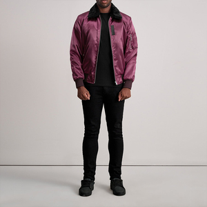 Chaqueta de Piloto Magenta para Hombre, Cuello de Piel Sintética Negra, Cierre Completo, Bolsillos Utilitarios en las Mangas, Acabado Satinado Brillante, Chaqueta Bomber Urbana y Elegante - Product Image 2