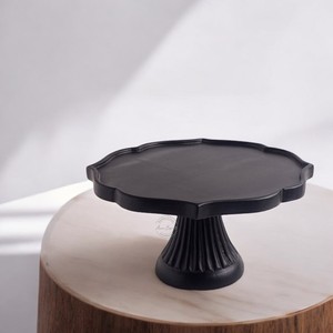 Support à gâteau noir élégant avec bord festonné, base cannelée, surface durable et alimentaire, présentoir à desserts stylé - Product Image 1