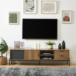 Mueble de TV Industrial de Madera con Acabado Roble Oscuro, Puertas Correderas con Patrón 3D Extensibles, Cajones y Patas Metálicas, 65+ Pulgadas, para Sala de Estar o Dormitorio - Product Image 1