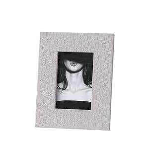 Cadre photo moderne à la mode avec des lignes élégantes et une finition élégante ajoutant du glamour et du charme à n'importe quelle pièce - Product Image 2