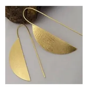 Boucles d'oreilles pendantes géométriques plaquées or avec accents de perles et de diamants - Product Image 2
