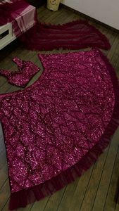 Ropa de compromiso de lujo, moda, Rani, Color rosa, terciopelo, Choli Lehenga, con secuencia de trabajo y borde de volantes, Dupatta - Product Image 4