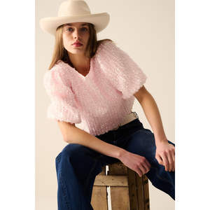 Top Corto Rosa con Detalle de Lentejuelas y Mangas Abullonadas, Silueta Recta - Product Image 2