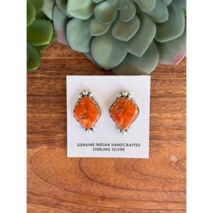 Pendientes de botón hechos por Navajoos en oro de 14K y 18K con coral rojo, plata de ley y diamantes, con engaste de bisel en forma de corazón geométrico - Product Image 5