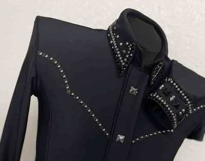 Chemise de spectacle western Cowgirl faite à la main en tissu taffetas extensible noir pour l'équitation - Product Image 1