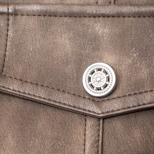 Chaqueta marrón de cuero PU personalizada para mujer, estilo callejero, cuello con hebilla abotonada, fabricantes de chaquetas de cuero fabricadas en lona - Product Image 6