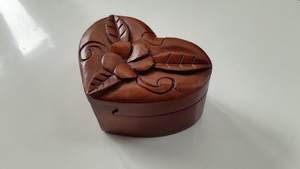 Boîte à bijoux en bois en forme de cœur |   Boîte de rangement en bois naturel faite à la main pour bagues, boucles d'oreilles, cadeau de mariage - Product Image 6