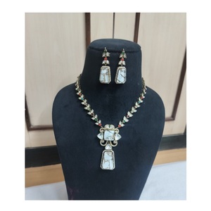 Luxueux collier Kundan perlé vert ensemble avec boucles d'oreilles perles bijoux de fête indiens pour les mariées cadeaux élégants pour les mariages - Product Image 1