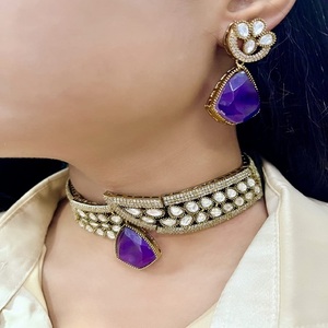 Inspiré par Celebrity Design Doublet Stone and Polki Choker Set And Boucles d'oreilles avec or et matériau en laiton polonais Mehendi - Product Image 1
