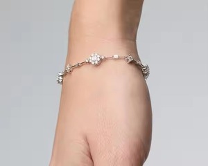 Bracelet en moissanite en or rose massif 18 carats avec diamant et motif couronne classique pour cadeaux et fêtes - Product Image 3