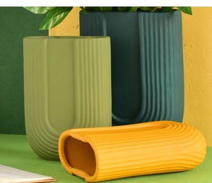 Florero de aluminio fundido de diseño moderno Revestimiento en polvo verde oscuro único para decoración de hogar o restaurante Flores no incluidas - Product Image 5