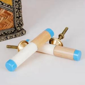 Bouton moderne en résine et bois en forme de T pour commodes, tiroirs, portes et armoires, poignée de meuble en matériaux mixtes faite à la main - Product Image 4