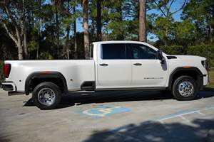 GMC Sierra 3500HD Denali Ultimate Crew Cab 4x4 d'occasion 2024 - Product Image 2