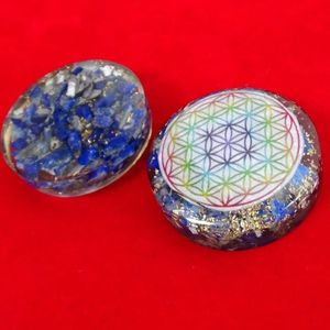 Colgante Orgónico Hecho a Mano, Sanación de la Vida en Hermosos Cristales Espaciales con Virutas de Piedras Preciosas Naturales - Product Image 1