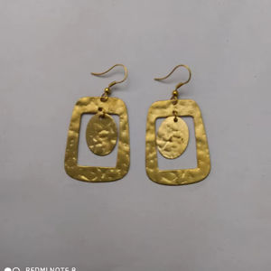 ต่างหูทองเหลืองลายตอกน้ำหนักเบาโดย ARTWORK MAESTRO - Product Image 1