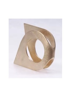 Sculpture d'art moderne en aluminium doré faite à la main pour la décoration de la maison pour un mariage - Product Image 2