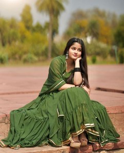 Salwar Kameez de créateur de style traditionnel indien pakistanais, avec grandes volants et fronces, et magnifique dupatta en faux Georgette épaisse, couleur soleil. - Product Image 4