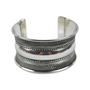 Brazalete de Moda para Mujer con Acabado Plateado Brillante y Elegante, Diseño de Esposas para Bodas y Eventos - Product Image 5