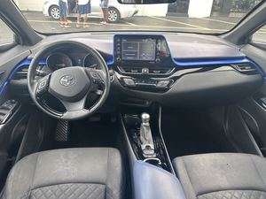 รถยนต์โตโยต้า ซีเอชอาร์ ปี 2021 รถเอสยูวี เกียร์อัตโนมัติ/ธรรมดา ภายในหุ้มหนังสีเข้ม เครื่องยนต์ 4 ลิตร/8 ลิตร ยาง R16 พวงมาลัยซ้าย ตัวเลือกเครื่องยนต์เบนซิน/ไฟฟ้า - Product Image 3