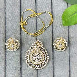 Conjunto de Collar con Colgante y Aretes con Acabado Dorado Elegante y Piedras de Circonita Cúbica, Ideal para Bodas y Fiestas, Colección para Mujer - Product Image 1