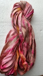 Cravate sur mesure et rubans teints en soie recyclée pure peinte par éclaboussures avec bords cousus, idéal pour la fabrication de bracelets - Product Image 3