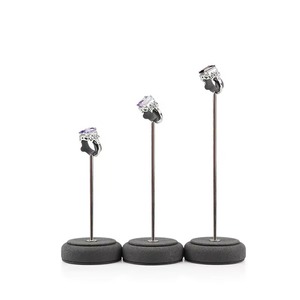 Élégant porte-bijoux noir parfait pour exposer des colliers, des bracelets et des boucles d'oreilles, idéal pour la décoration intérieure et l'affichage en magasin - Product Image 1