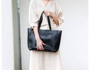 Stylish <b>Large</b> Black Tote Bags for <b>Women</b> Custom Logo and Design Fashionable Genuine Leather Aesthetic <b>Handbags</b> for Daily Life - Product Image 3