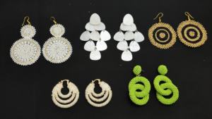 ต่างหูแบบห้อยทรงมงกุฎทำจากไม้สนโบราณ ประดับด้วยอำพัน ผสมผสานงานฝีมือแบบดั้งเดิมและทันสมัยอย่างลงตัว - Product Image 6