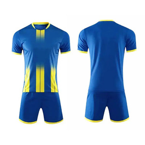 Nouvel arrivage d'uniformes de football pour hommes de la meilleure qualité avec conception personnalisée à vendre uniformes de football avec logo d'impression gratuite d'entraînement - Product Image 1