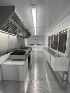 Camion de nourriture mobile personnalisé 8x16 avec cuisine commerciale avancée Caractéristiques Roues Ventilation pour Snack Food Factory for BBQ Sale - Product Image 4
