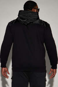 Sweat à capuche utilitaire noir élégant pour hommes avec fabrication en usine de haute qualité. - Product Image 4