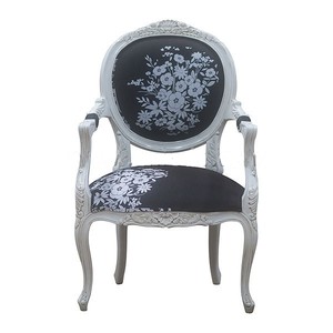 Chaise de salle à manger élégante et élégante sculptée à la main Meubles à ossature en bois au design traditionnel pour maison, appartement ou villa - Product Image 1